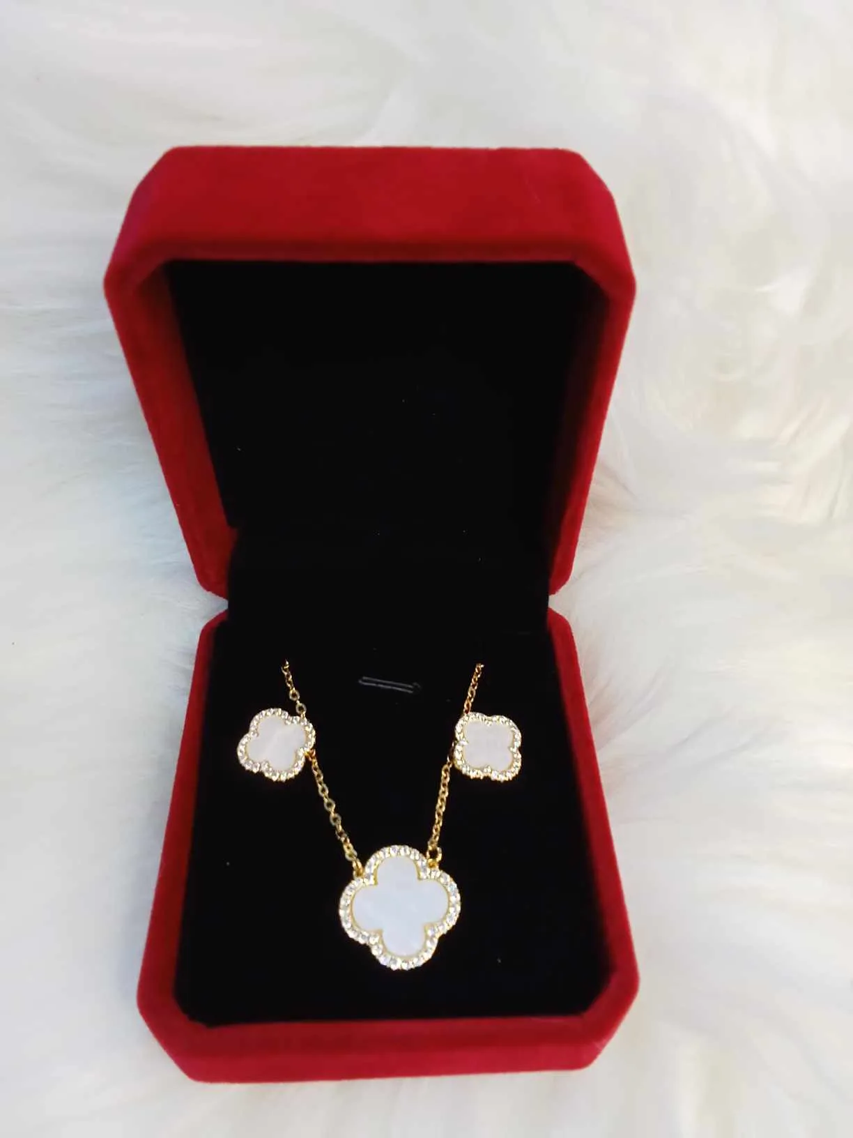 White Mother Pearl Flower Necklace - Image 2
