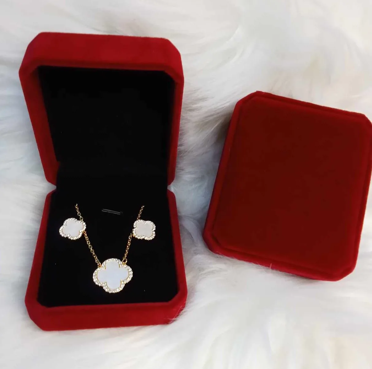 White Mother Pearl Flower Necklace - Image 3